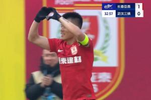 半岛·综合体育官网入口-甜！老将谭龙进球后向妻子比心示爱，昨天刚刚过完37岁生日