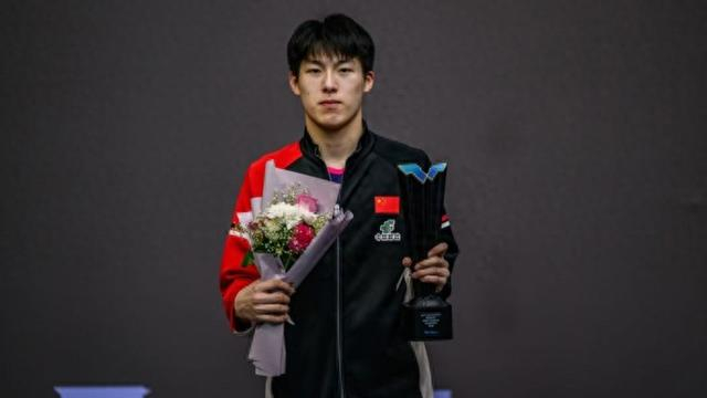 半岛·体育中国官方网-19岁温瑞博首夺成人赛冠军，该重新定义国乒“小将”这个词了|决赛|马斯喀特|乒乓球|少年|奖杯_新浪体育_新浪新闻